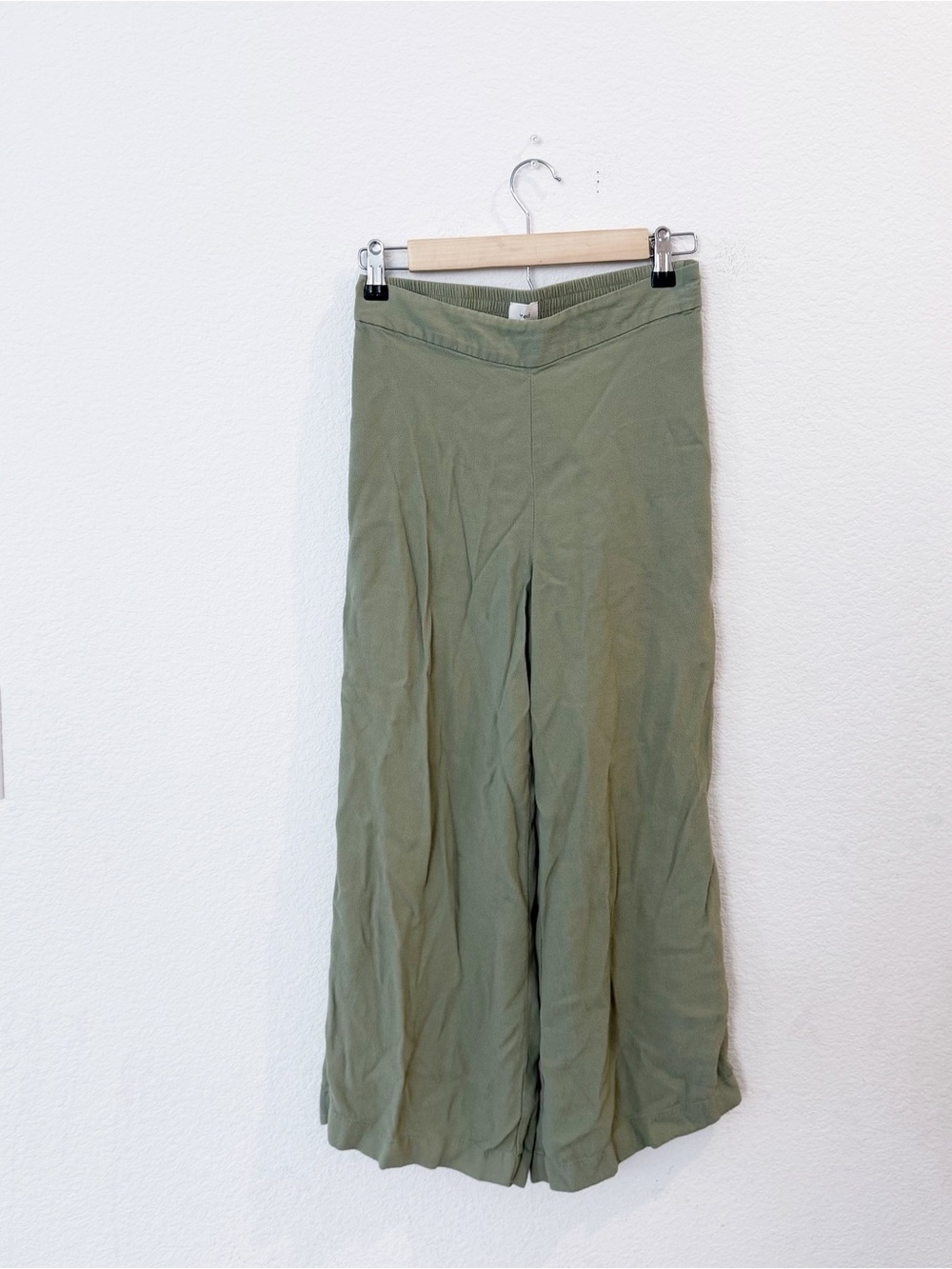 Aritzia’s Wilfred- Olive Green Wide Leg Flowy Trousers - S